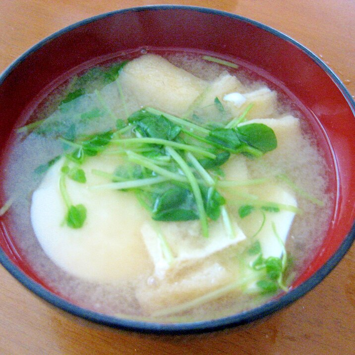 豆苗と油揚げと豆腐のお味噌汁♪